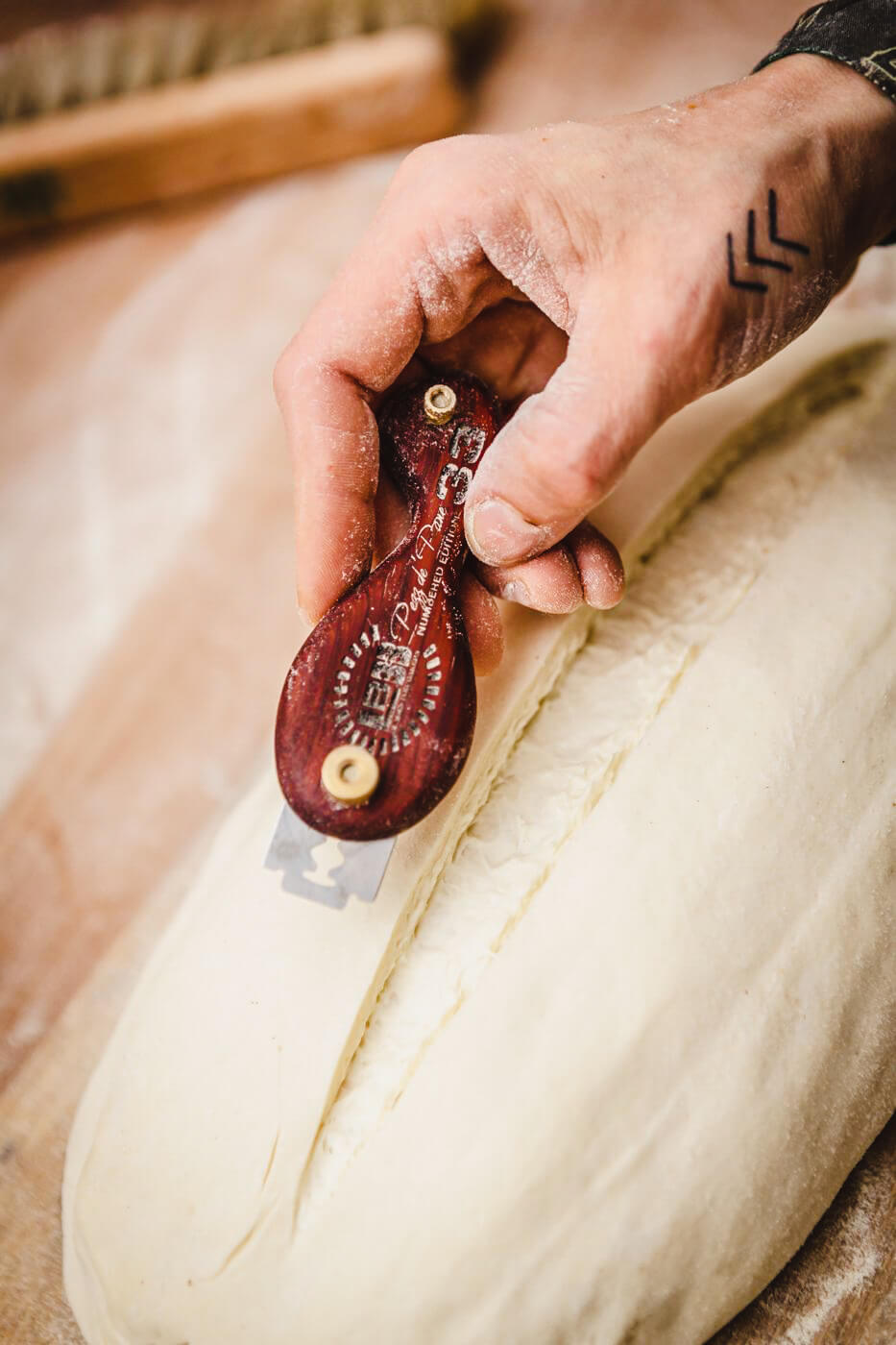 A small blade used to split the top of bread.