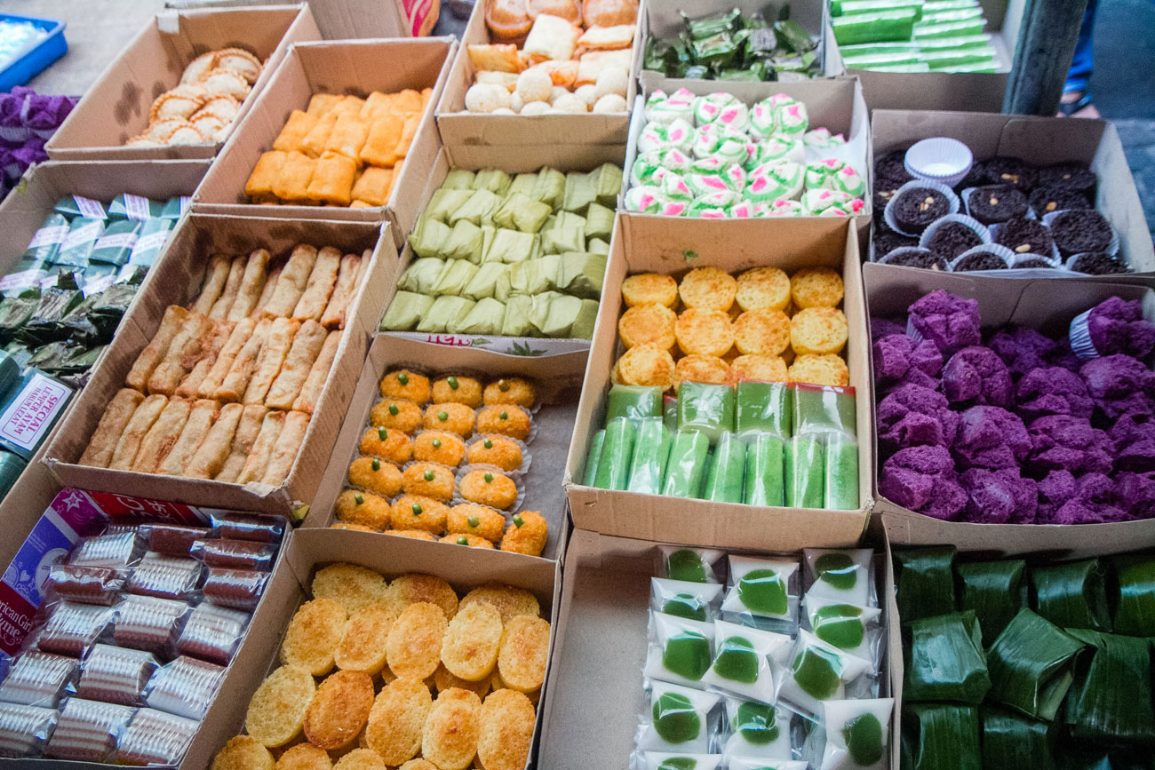 A variety of Indonesian pastries and desserts.