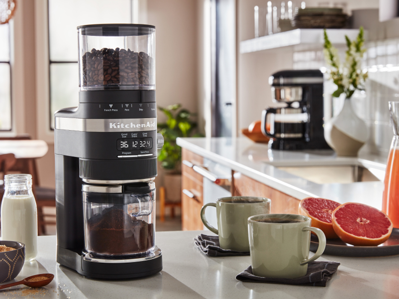 KitchenAid® burr grinder next to two coffee mugs KitchenAid® burr grinder next to two coffee mugs