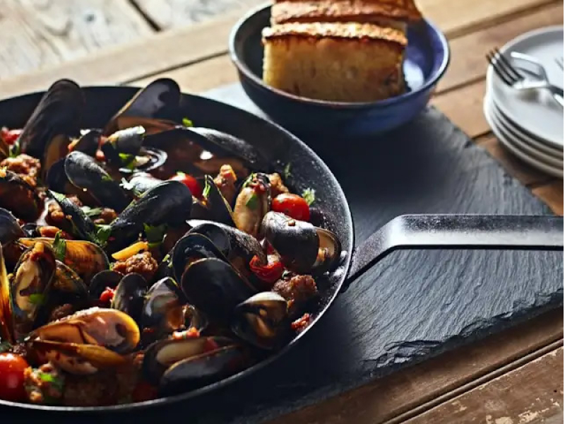 Mussels in a cast iron pan