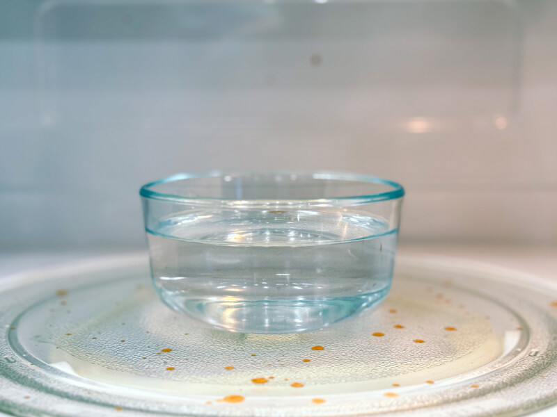  A bowl of water in a microwave oven