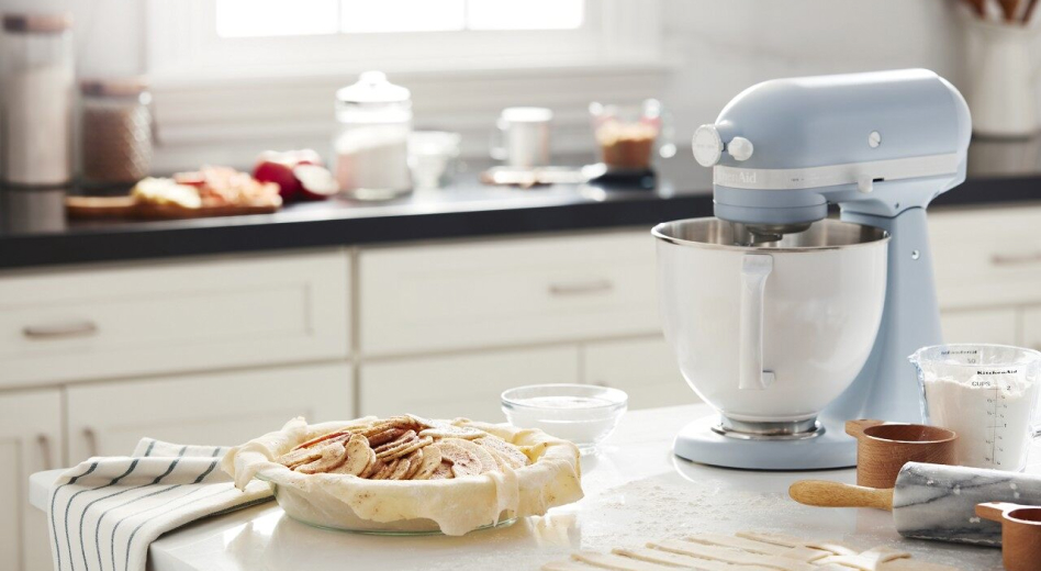 Stand mixer with homemade pie crust and apple pie Stand mixer with homemade pie crust and apple pie