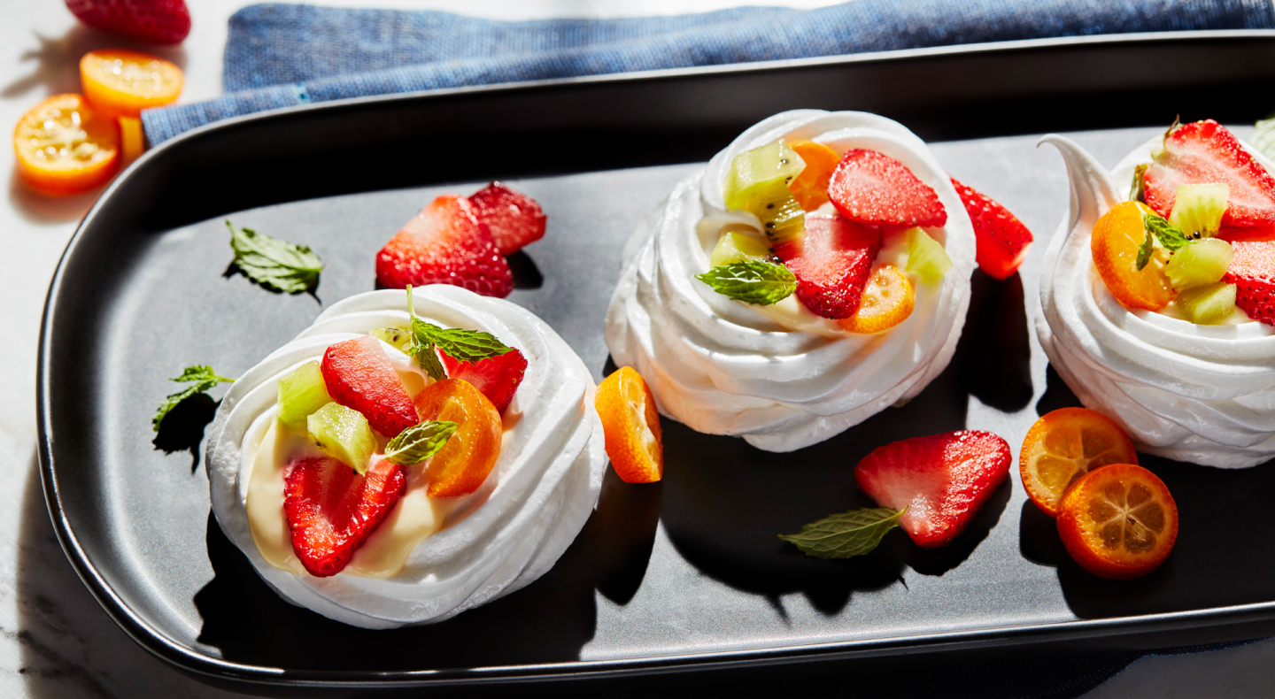 Meringue with fresh fruit Meringue with fresh fruit