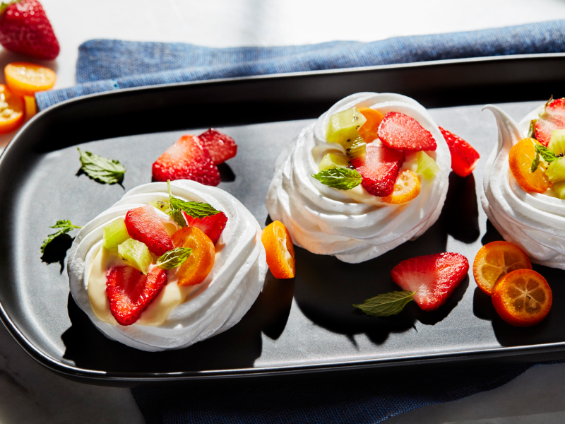 Meringue with fresh fruit Meringue with fresh fruit