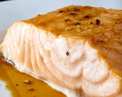 Broiled salmon with sauce