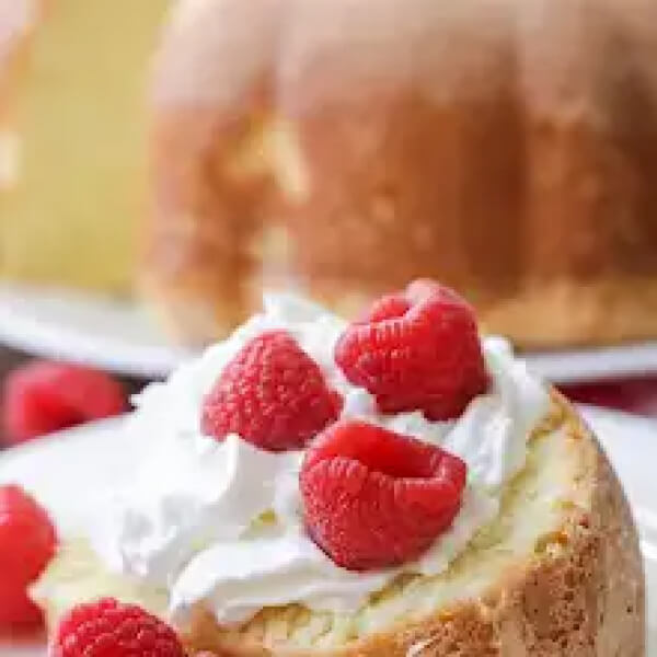 Pound cake with raspberries