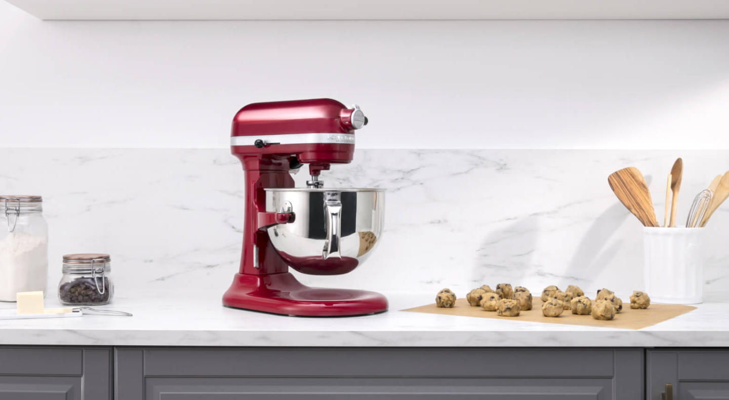 Baking cookies using a KitchenAid® bowl-lift stand mixer Baking cookies using a KitchenAid® bowl-lift stand mixer