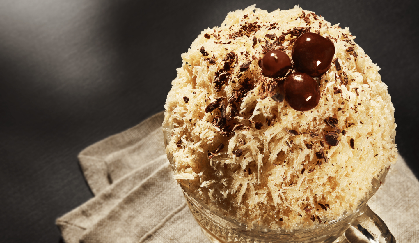 Dulce de leche Italian ice garnished with chocolate pieces Dulce de leche Italian ice garnished with chocolate pieces