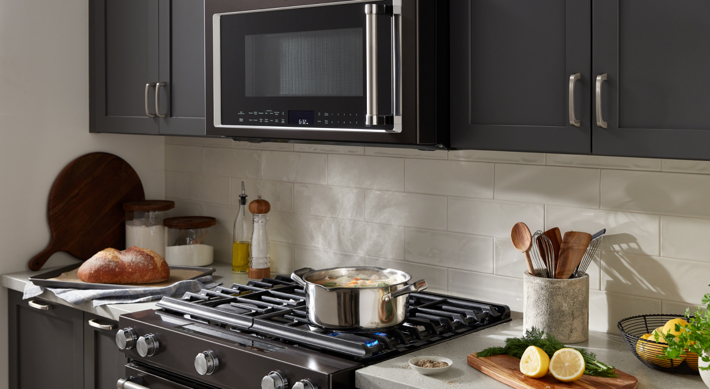 Pot simmering on a KitchenAid® gas range Pot simmering on a KitchenAid® gas range