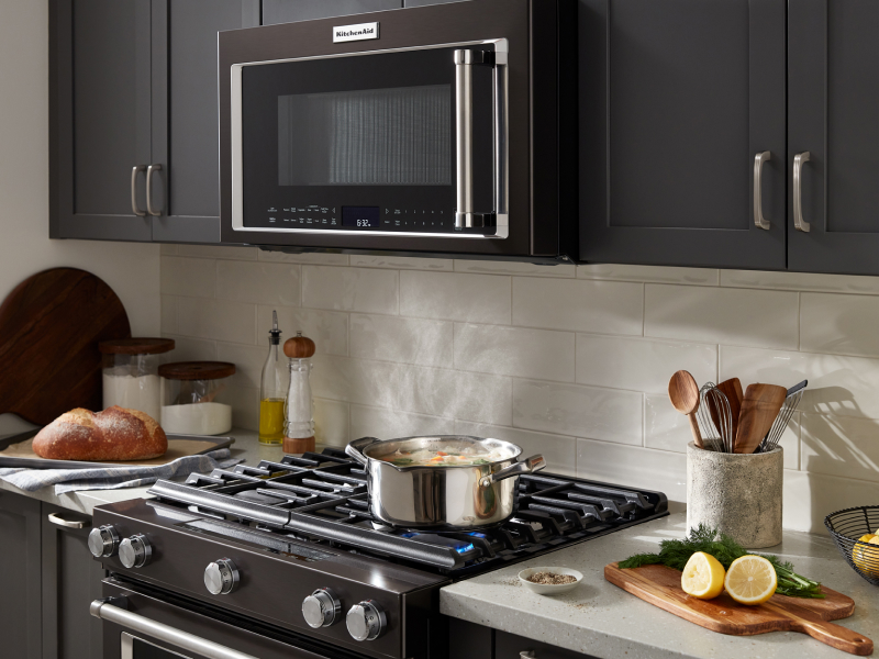 Pot simmering on a KitchenAid® gas range Pot simmering on a KitchenAid® gas range