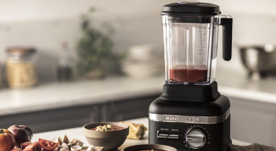 KitchenAid® blender in matte black with tomato sauce in the jar KitchenAid® blender in matte black with tomato sauce in the jar