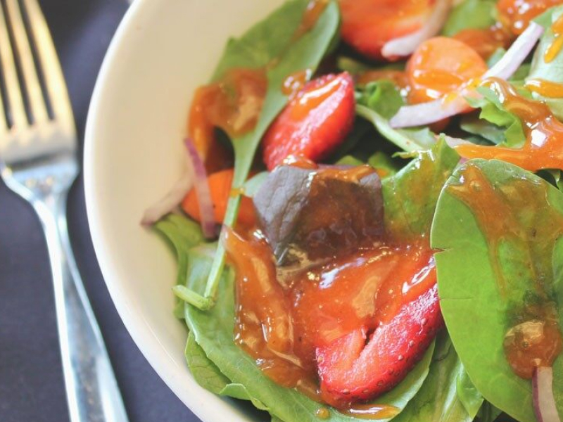 Salad with spinach and strawberries