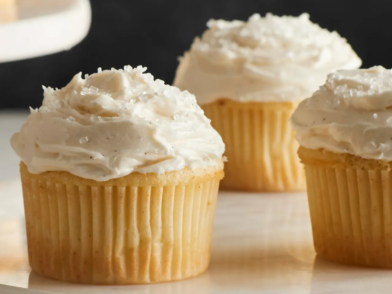 Vanilla cupcakes with vanilla buttercream frosting