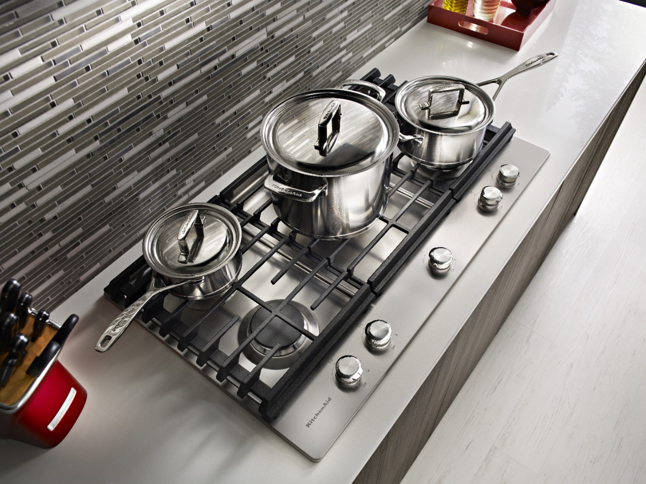 Create exciting meals with a 5-burner gas cooktop. Create exciting meals with a 5-burner gas cooktop.