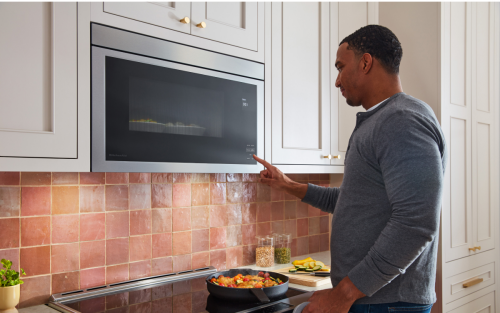 Person steaming carrots in a microwave.