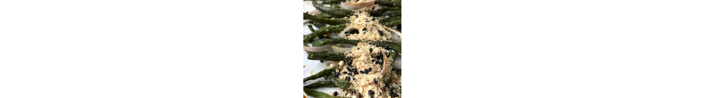 Baked green beans garnished with breadcrumbs